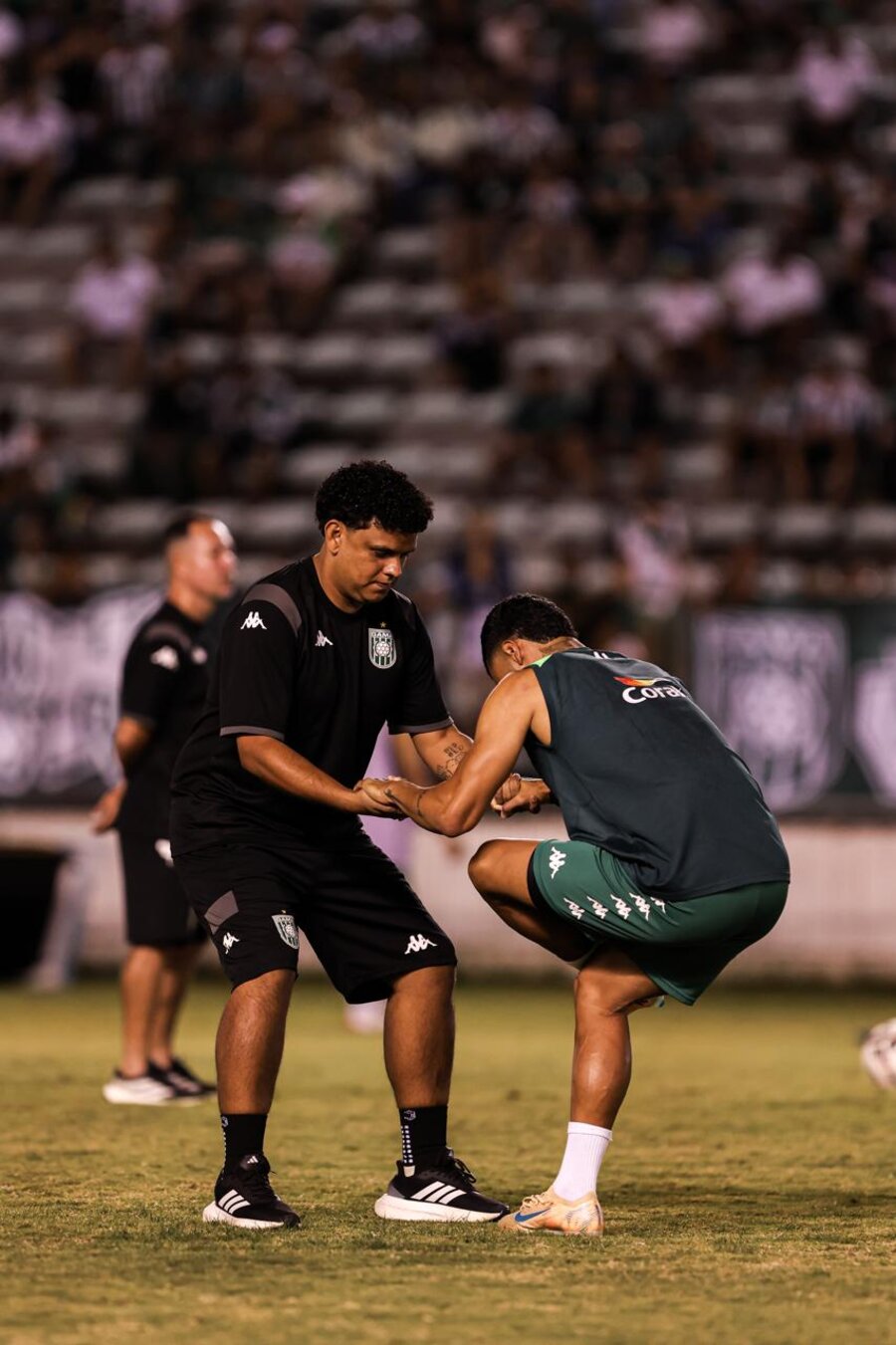 Fisioterapeuta da GreenFisio atendendo atleta da Sociedade Esportiva do Gama em campo